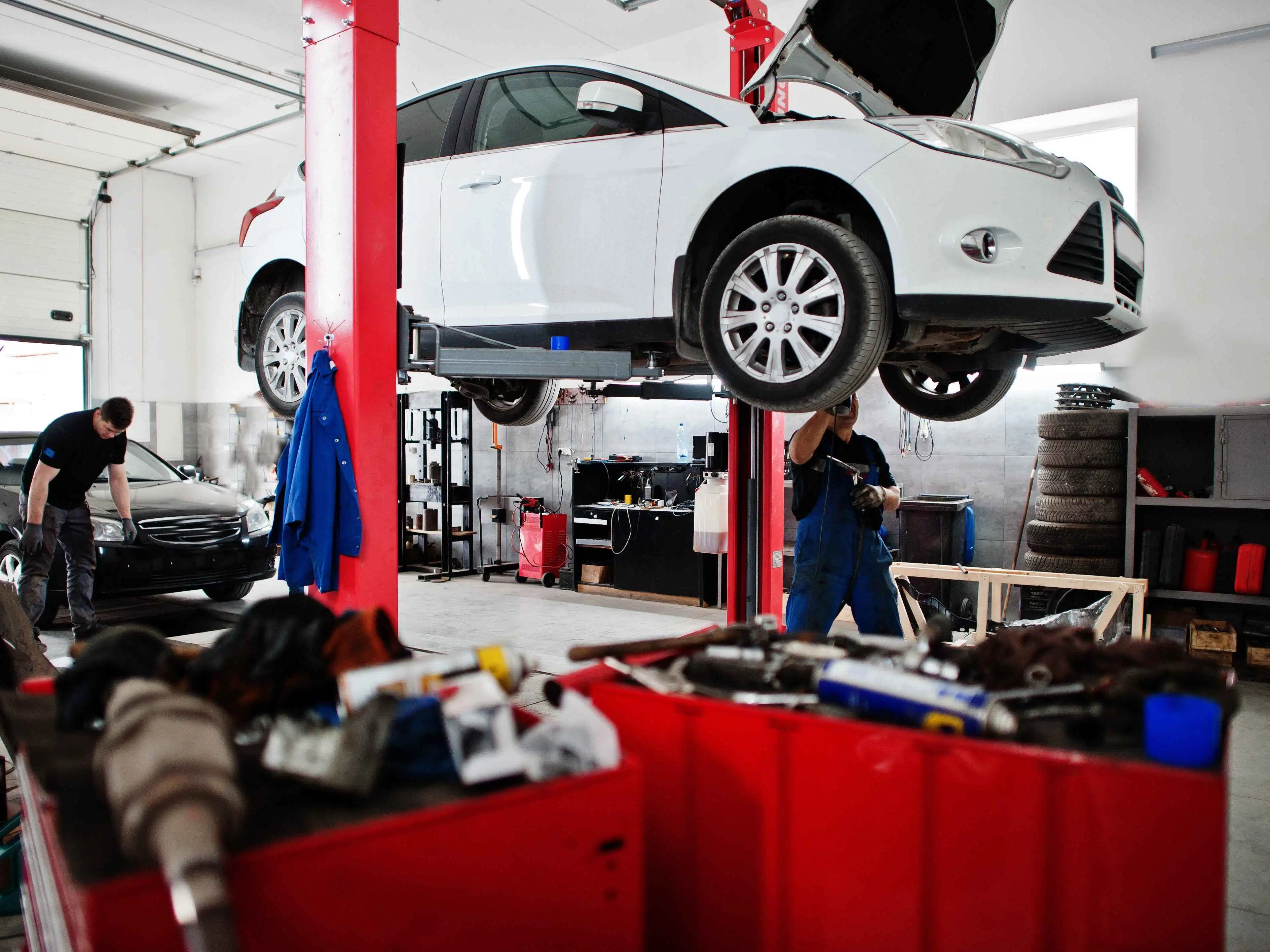 Teknisi ProAuto melakukan servis kendaraan